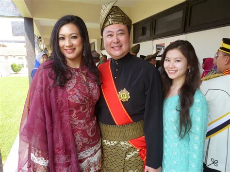 His wife, marsilla tengku abdullah, is a princess from the state of pahang. Kee Hua Chee Live!: DATO KEE HUA CHEE BECAME A PAHANG DATO ...