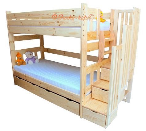 La soluzione è molto divertente. Letto a castello con scala contenitore e letto estraibile ...
