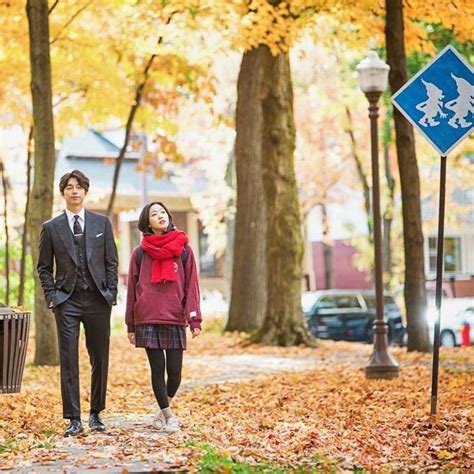 Looking at this pic, it seems as if gy is standing in front of his sunbae (that hand gesture) i noticed even the umbrella guy is smiling/chuckling. #Goblin - Kim Shin e Ji Eun Tak (#Gong Yoo e #Kim Go-eun ...