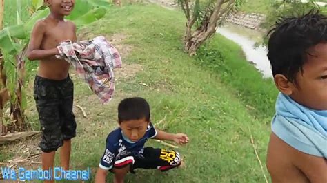 Jadi hanya sebagian yang mau berteman dengan saya. Anak Kecil Mancing Sambil Mandi Di Sungai - YouTube