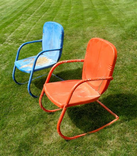 outside of the bubble: Mid century metal lawn chairs