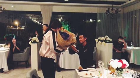 Chen long proposes to wang shixian. นั่นไง! เพิ่งพูดไปหยกๆ ว่าเดี๋ยวก็มีข่าวดี ขอแต่งแล้วเด้อ ...