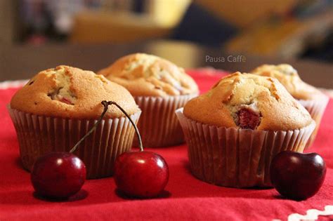 In una ciotola aggiungete tutti gli ingredienti secchi: Muffins alle ciliegie | Pausa Caffè