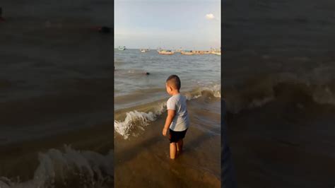 Pantai kelapa tuban ini buka dari jam 07.00 pagi hingga jam 05.00 sore. KINTUNG SI ANAK PANTAI !!Pantai Kelapa tuban - YouTube