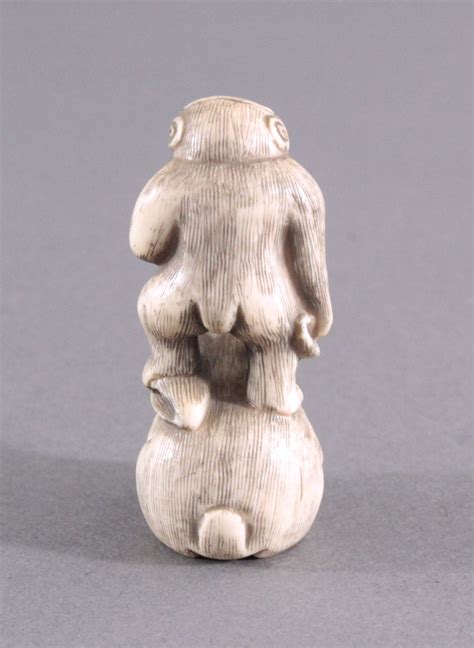 Firstly, they must be small. Netsuke, Japan 1. Hälfte 20. Jh., Elfenbein geschnitzt ...
