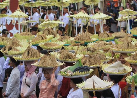 For more information and source, see on this link : Pengertian, Contoh dan Ciri Budaya Lokal | Gurugeografi.id