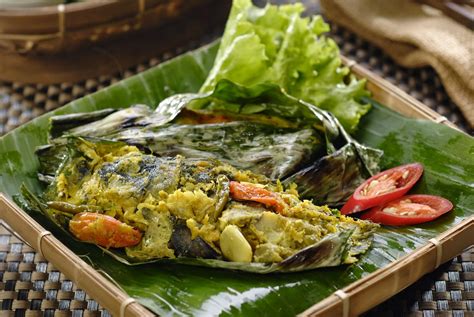 Pepes ikan nila pedas mantap buat lauk. Pepes Ikan Mas daun Kemangi