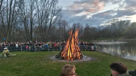 Großes osterfeuer mit stimmungsvoller musik. Osterfeuer im Britzer Garten - B.Z. Berlin