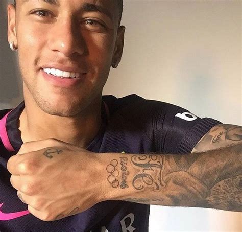 O diamante, como todos devem saber, é uma pedra preciosa de alto valor monetário e o seu desenho / tatuagem como tal simboliza também riqueza e muita fortuna. Pin de JULIA em FOOTBALLER | Tatuagem do neymar, Neymar jr ...