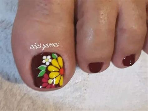 Este modelo de uñas pintadas de los pies puede ser usado en navidad (puedes ver uñas con decoracion navideña) o los pies pueden decorarse igual que nuestras manos sin importar la variedad de formas que podemos encontrar unos. {title} (con imágenes) | Uñas decoradas, Diseños de uñas pies, Uñas manos y pies