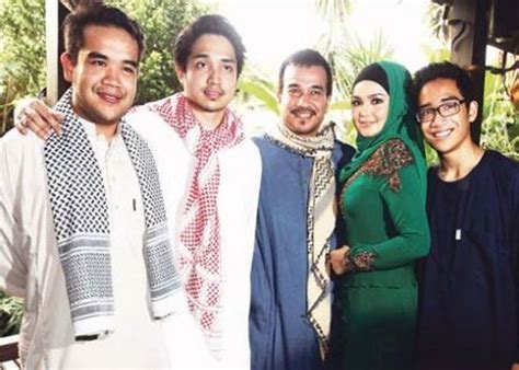 Semoga allah merahmati puteri kesayangan kami dan saya pasti izara akan menjadi ibu yang terbaik, tulis datin zawiyah. (5 Gambar) Kekasih Anak Tiri Dato Siti, Asyraf Khalid Yang ...