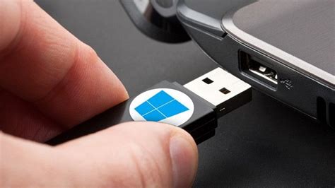 If you used the media creation tool to download an iso file for windows 10, you'll need to burn it to a dvd before following these steps. Cara Install Windows 10 dengan Flashdisk (Lengkap+Gambar)