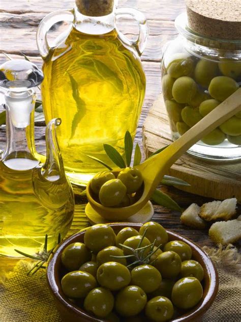 Manfaat dan khasiat minyak zaitun dapat dipergunakan untuk berbagai macam. Manfaat Minyak Zaitun untuk Kesehatan Tubuh Anda | Alzafa.com
