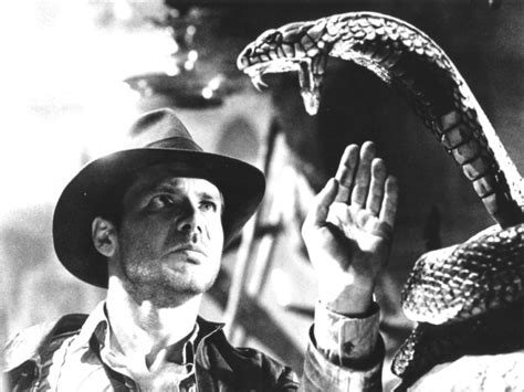 Parti à la recherche d'une idole sacrée en pleine jungle péruvienne, l'aventurier indiana jones échappe de justesse à une embuscade tendue par son plus coriace. Photo noir et blanc d'Harrison Ford dans son rôle d ...