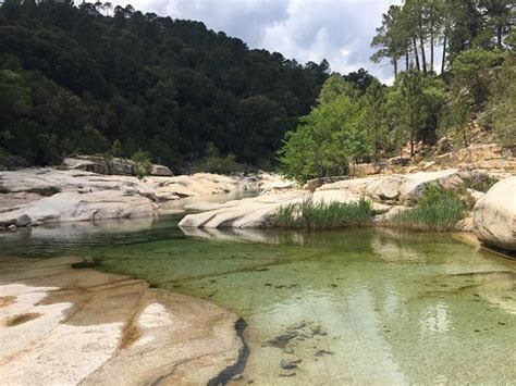 Jusque là, de magnifiques cascades et vasques (piscines naturelles) se trouvent sur le chemin. photo0.jpg - Picture of Piscines Naturelles de Cavu ...