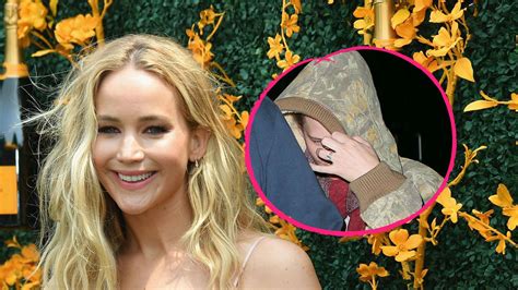 All information and material found on this site is for. Nach der Hochzeit: Jennifer Lawrence zeigt ihre Ringe ...