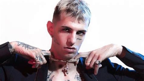 Attualmente spazia dalla trap al, appunto, rock ma achille. Achille Lauro Sanremo 2019 è bisessuale? Ecco le voci che ...