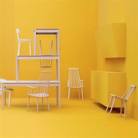 De stoel lijkt op een kruising tussen een eetkamerstoel en een gemakkelijke stoel met zijn brede rug en zitting. Hay eetkamerstoelen | Design eetkamerstoel kopen|FLINDERS