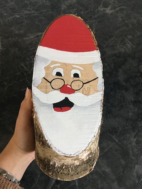 Erst später gestalten sie ihr kunstwerk mit bunter farbe. DIY Selfmade Santa Claus Acryl colours Selbstgemachter Weihnachtsmann mit Acryl auf Baumstamm ...