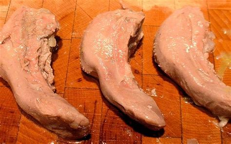 La lengua de cordero lleva menos cocción que la de vaca ya que son mucho más pequeñas pesando entre 100 a 120 gramos cada una. Cómo cocinar lengua de cordero