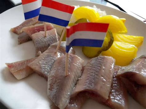 Wij kunnen eindelijk weer haring eten na jaren wonen in het buitenland. Hollandse nieuwe haring | Hollandse nieuwe