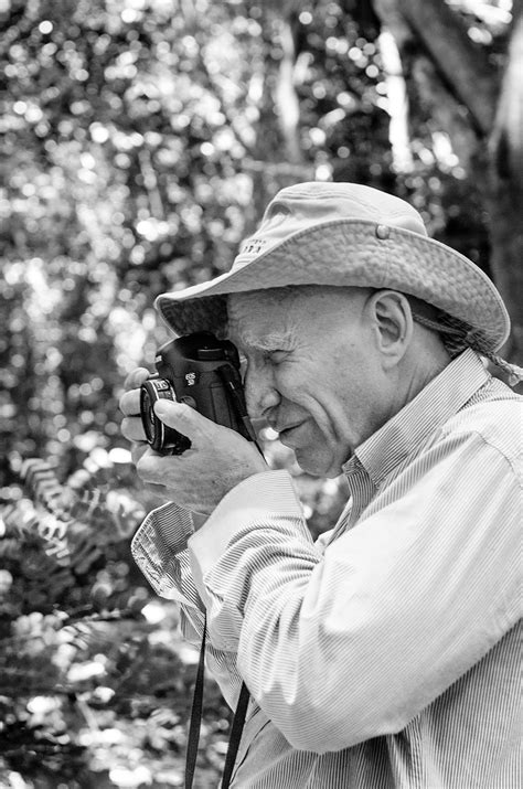 La nature des lois humaines est d'être soumise à tous les accidents qui arrivent et de varier à mesure que les volontés des hommes changent : Photo de Sebastião Salgado - Le Sel de la terre : Photo ...