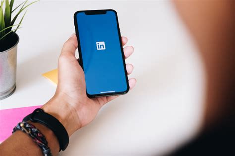 Want to share your screen to collaborate with a colleague, or remotely access someone's computer to troubleshoot a technical problem? An iphone xs with linkedin application on the screen ...
