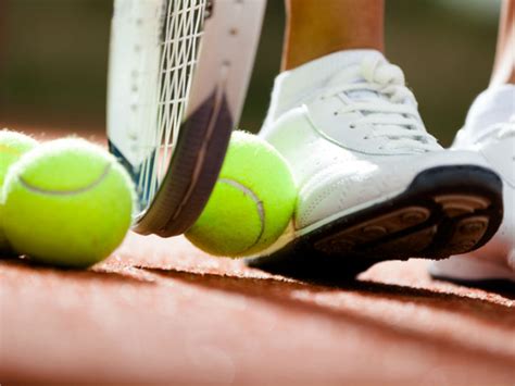 Para que el masaje sea eficaz, utilízalo 5 minutos como mínimo para una recuperación óptima después de hacer ejercicio, no dudes en completar el uso de tu pelota de masaje con una bebida de recuperación. Masaje con pelota de tenis en el pie, ¡Adiós dolores ...