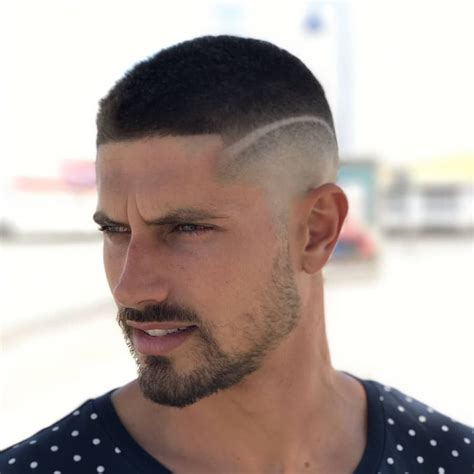 After being paired with a lot of high skin fades and hard parts for a while, in 2019 expect the side parting to return back to the classic shape of the 30s. Corte De Pelo De Hombre Bajito | FormatoAPA.com: Reglas y ...