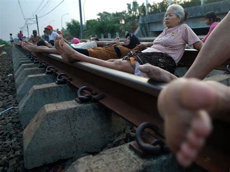 Demontrasi prinsip keabadian tenaga menggunakan kereta mainan berspring. LAGI KISAH PELIK DARI INDONESIA | Dari Sudut Mata