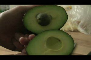 Darüber hinaus reifen diese südfrüchte nicht nach, sodass eine verfrühte ernte fatal wäre. VIDEO: Wann ist eine Avocado reif? - So erkennen Sie die ...