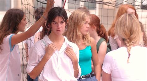 Part of the official selection at this year's cannes film festival that never was, spring blossom sees suzanne lindon, daughter of renowned french actors vincent lindon and sandrine kiberlain, direct and star in a debut feature about first love. Suzanne Lindon - UniFrance