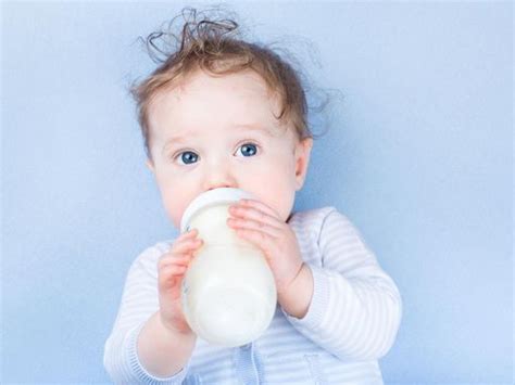 Si le lait de vache déclenche une réaction chez un bébé, l'allergie disparaît dans 80 % des cas vers l'âge d'un à deux ans ; Allergie au lait de vache, bébé allergie au lait