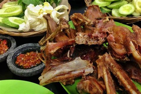 Bebek kampung 2 ekor bawang merah 100gr, bawang putih 70gr, daun bebek diskonan mamak bikin bebek madura, temennya paling mantep sambal korek donk pastinya. 8 Tempat Makan Bebek yang Paling Enak di Bandung 2021