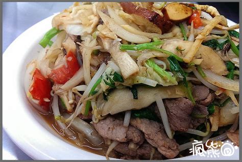 Jul 25, 2021 · 一些受歡迎的料理，如nasi goreng（炒飯）、gado gado（沙拉）、sate（烤肉串）和soto ayam（雞湯），遍布全國各地，被認為是國家美食。2014年，旅遊部選擇nasi tumpeng（塑形成圓錐狀並搭配多種配料的薑黃飯）作為官方的國家美食，稱其包含了各種烹煮傳統的多樣性。 高雄三民@蒙古烤肉(原瑞豐夜市忽必烈蒙古烤肉) @ 瘋熊的異想世界 :: 痞客邦