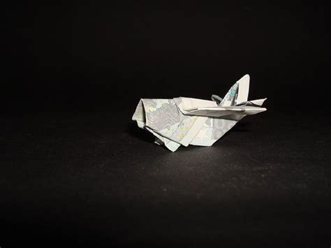 Der schmetterling aus geld sieht besonders schön aus, wenn man ihn mit schöner dekoration in szene setzt. 5 Euro Flugzeug | Hochzeit | Geldschein origami, Flugzeug ...