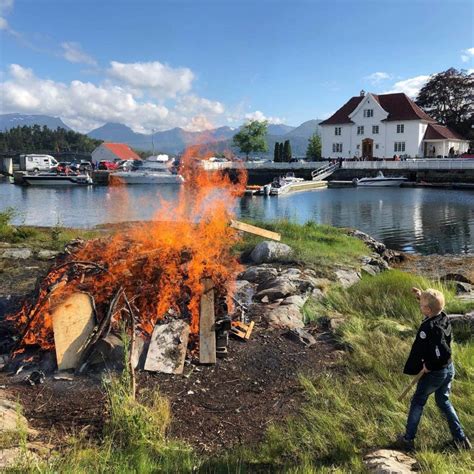 Dancing, music, picnics, and of course great bonfires. Jonsok på Kjeldsund med rekordoppslutning - NMS - NMS