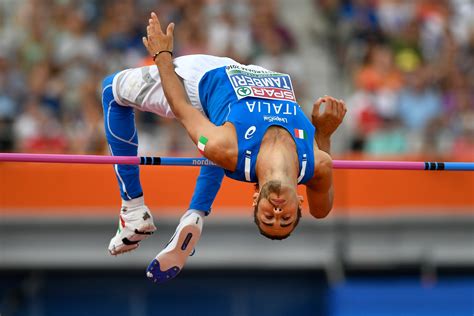 Em ambos os saltos, há um colchão para amortecer a queda do atleta após o salto. Italiano se contunde após recorde no salto em altura e ...