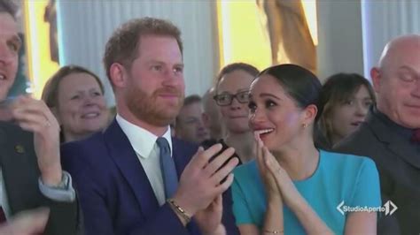 L'intervista di harry e meghan è stata tramsessa in anteprima mondiale dalla cbs, che l'ha acquistata per almeno 6 milioni di euro e venduta a 68 paesi. Harry e Meghan, biografia flop - Studio Aperto Video ...