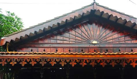 Panel ukiran tebuk tembus flat 2d untuk kegunaan lubang angin diatas pintu. .: SENI BINA RUMAH MELAYU TRADISIONAL
