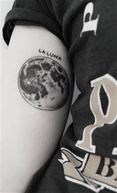 Floral crescent moon tattoo shape tattoo, fantasy tattoos, wrist tattoos for women. Luna & Frase: La luna - Tatuajes para Mujeres