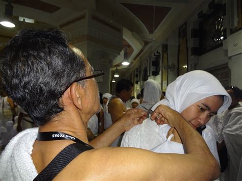 Pastikan jemaah wanita memakai sarung lengan, stokin yang tebal dan kain tudung. Panduan Dan Tips Mudah Mengerjakan Umrah Mengikut Tertib ...