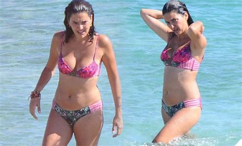 Güllerin savaşı dizisinde birlikte rol alan kenan ece ve canan ergüder'in sette başlayan aşkı nikâh masasına taşınmıştı. Ünlü oyuncu bikinili yakalandı - Bursa.com