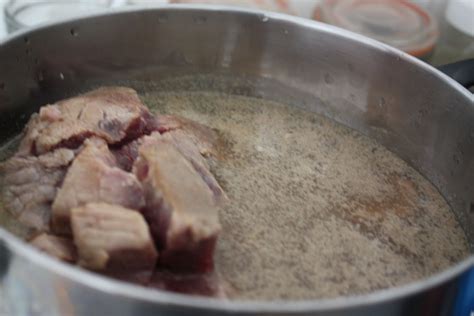 Nak senang kalau tak ada pressure cooker rebus dalam periuk nasi. a little tiny kitchen: daging masak dinding.~