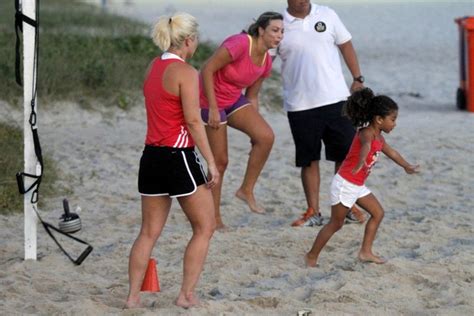 Faria? em papo com os seguidores, o instrutor de crossfit entregou seus planos para o ensaio sensual EGO - Com as filhas, Samara Felippo se exercita na praia ...