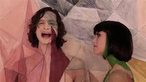 But when you smile at the ground it aint hard to tell. Lirik Lagu Somebody That I Used To Know - Gotye ft Kimbra