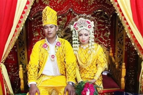 Kebetulan belum lama ini saya berselancar di instagram dan menemukan banyak pegantin yang makin cantik menggunakan pakaian adat pengantin jawa biasanya menggunakan pakaian basahan seperti ini. Pakaian Adat kalimantan Selatan Beserta Gambar dan Maknanya