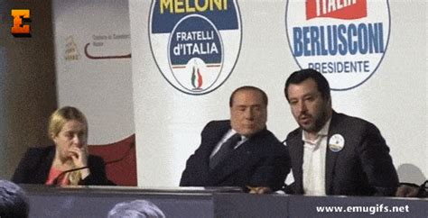 Berlusconi gif reazioni ed espressioni del cavaliere tratte da trasmissioni televisive come porta a porta (condotto da bruno vespa su rai 1), comizi di politica con matteo salvini. Silvio Berlusconi GIF Animate Divertenti MEME e Reaction ...