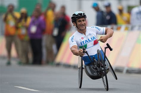 Zanardi, arabaları yarışmaya devam etmenin yanı sıra, 2012 yaz paralimpik oyunları'nda i̇talya'yı temsil etme hedefi ile bir tür paralimpik. Alex Zanardi ha cinquant'anni - Il Post