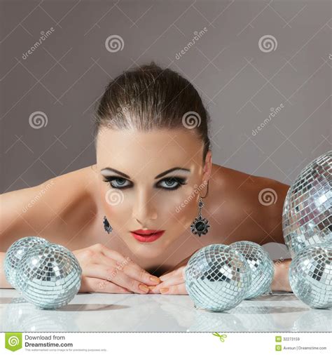 Sie ist die frau an der seite von lionel messi. Frau mit Discoball stockbild. Bild von clubbing, tanz ...